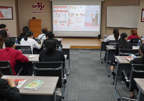 アジノモトベトナムの学校給食プロジェクトトレーニングセッションでの交流と学習